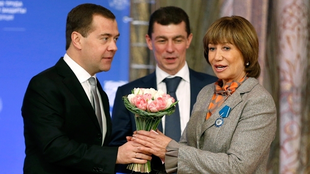 Prime Minister Dmitry Medvedev, Minister of Labour and Social Security Maxim Topilin, and head of Kaluga’s Department of Social Security Zoya Artamonova, who was awarded the Order of Honour