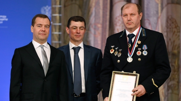Prime Minister Dmitry Medvedev, Minister of Labour and Social Security Maxim Topilin, and winner of Best Professional 2012, the 1st national professional mastery contest, Alexander Svidritsky, who was awarded an honorary certificate