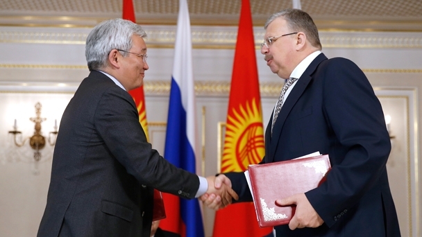 Chairman of the State Customs Service at the Government of the Kyrgyz Republic Kubanychbek Kulmatov and Head of the Federal Customs Service of Russia Andrei Belyaninov