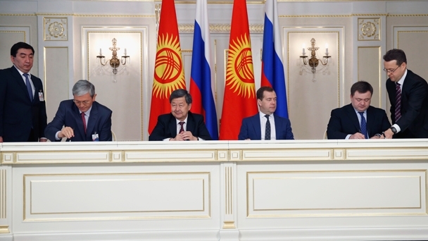 По итогам российско-киргизских переговоров в присутствии Дмитрия Медведева и Жанторо Сатыбалдиева был подписан ряд документов