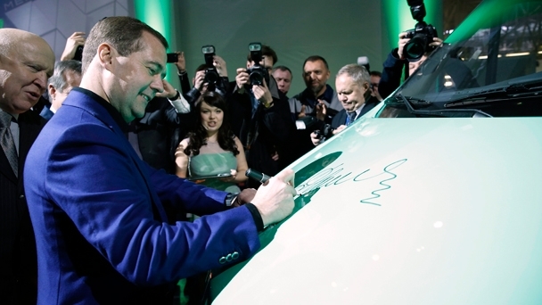 Dmitry Medvedev signs the bonnet of a GAZelle NEXT