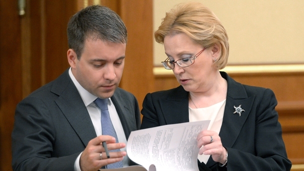 Minister of Communications and Mass Media Nikolai Nikiforov and Minister of Healthcare Veronika Skvortsova before the government meeting