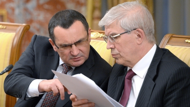 Глава Минсельхоза Николай Фёдоров и председатель Центрального банка Сергей Игнатьев на заседании Правительства