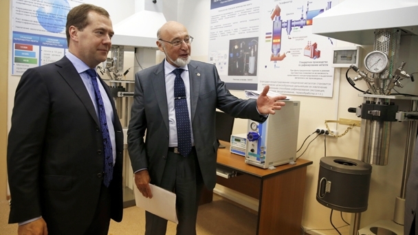 Visit to the common use centre New Petrochemical Processes, Polymer Composites and Adhesives